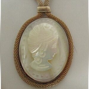 Vintage Carved Mother of Pearl Cameo Pendant Necklace EUC